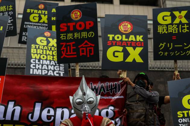 News Bilder des Tages Environmental Activists Protest To Japan, Stop Funding Coal And Fossil Fuels An activist in a costume depicting Japanese superhero Ultraman takes part in a rally outside the Japanese embassy in Jakarta, Indonesia on November 1, 2022. The group on Tuesday criticized the Japanese government™s efforts to promote and encourage investment in a variety of technologies such as ammonia and hydrogen co-firing, carbon capture and storage (CCS) technology, and the use of Liquid Natural Gas (LNG) through the so-called GX (Green Transformation) strategy. According to The Indonesian Forum for Living Environment (Wahana Lingkungan Hidup Indonesia, WALHI), it is a wrong solution to the energy transition drive, as it will only prolong the use of fossil fu  Copyright: xGarryxLotulungx originalFilename: lotulung-notitle221101_npl6K