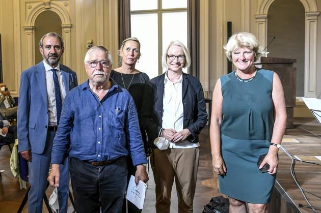 <p>Wolf Biermann (2.v.l) steht zusammen mit Hermann Parzinger (l-r), Präsident der Stiftung Preußischer Kulturbesitz, seiner Frau Pamela Biermann, Barbara Schneider-Kempf, Generaldirektorin der Staatsbibliothek zu Berlin, und Monika Grütters (CDU), Staatsministerin für Kultur und Medien, am 13. Juli 2021 beim Festakt zur Übergabe des Archivs des Liedermachers und Dichters Wolf Biermann an die Staatsbibliothek zu Berlin. Die Staatsbibliothek hat das private und berufliche Archiv sowie die persönlichen Tagebücher Biermanns erworben. Biermann gilt als eine der wichtigsten politischen Stimmen des Widerstands Copyright: JoergxKrauthoefer doc7gmyppxyth4k2xlsnct EDITORIAL USE ONLY