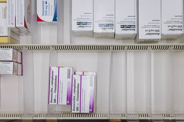 Zell am See THEME PICTURE Empty medicine cabinets and medicine store in a pharmacy Many painkillers and medicines are currently not available, Zell am See, Austria on 2023 01 23 Expa  EP_obh