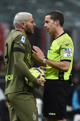 Photo IPP Paolo Bona Milan 10 02 2023 Serie A Football Championship season 2022 2023 Milan Turin In the photo Theo Hernandez and the referee Giovanni Ayroldi Italy Photo Press Worldwide 0