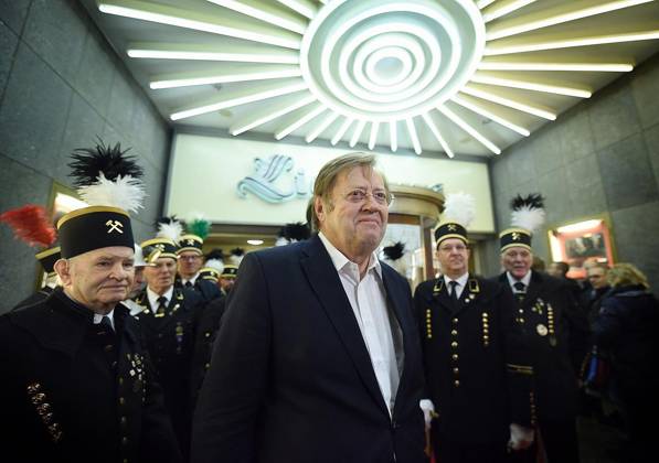 Der WDR-Autor Gisbert Baltes steht am Dienstag (13.12.16) in Essen in der Lichtburg zur Premiere der WDR Produktion Schicht im Schacht zwischen Bergleuten. Deutschland Nordrhein-Westfalen Essen Copyright: VolkerxHartmann