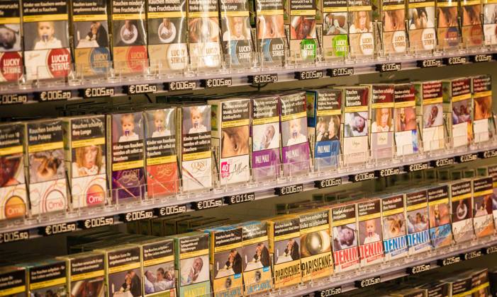 18 04 2023, Braunau, AUT, On the road in UPPER AUSTRIA, reportage, photo shoot, various theme images, theme image, in the picture cigarette, cigarettes, cigarette pack, pack, tobacconist, price, price increase, Marlboro, Lucky, various varieties,