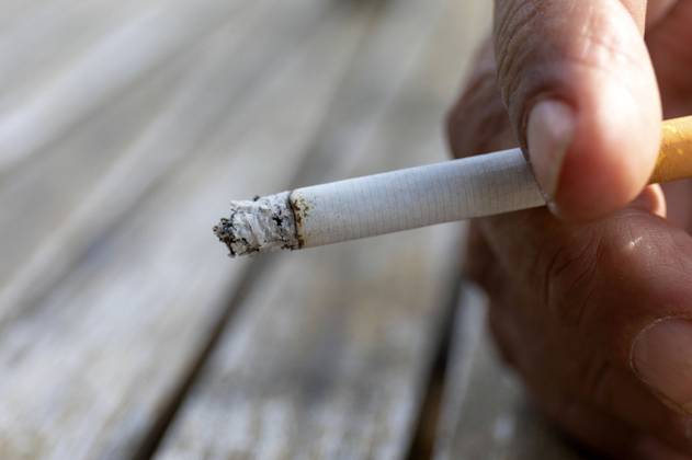A smoker enjoys a cigarette outdoors symbol photo, theme photo Kampen, 27 07 2023 Foto:xB.xSchubertx xFuturexImage