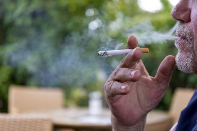 A smoker enjoys a cigarette outdoors symbol photo, theme photo, model release kampen, 27 07 2023 Foto:xB.xSchubertx xFuturexImage