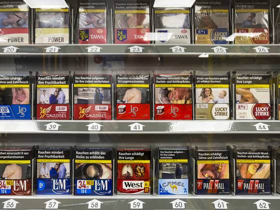 Cigarettes with warning label, supermarket 10 10 2022 Stuttgart, Baden Württemberg, Germany, Europe