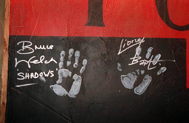 2 1 s ROCK CLUB AT THE BIG EASY RESTAURANT Old Compton Street, London Where a replica wall on the site of the original 2 1 s Rock Club has been inaugurated by Bruce Welch, lead guitarist of The Shadows and Lionel Bart, composer and lyricist, who put on 2 1 s ROCK CLUB AT THE BIG EASY RESTAURANT Old Compton Street, London Where a replica wall on the site of the original 2 1 s Rock Club has been inaugurated by Bruce Welch, lead guitarist of The Shadows and Lionel Bart, composer and lyricist, who put on their palm prints and signatures. COMPULSORY CREDIT: UPPA Photoshot Photo UKWT 007967 A-26 28.06.1994, Credit:Photoshot Avalon United Kingdom  Copyright: xPhotoshotx xAvalonx 0502976980
