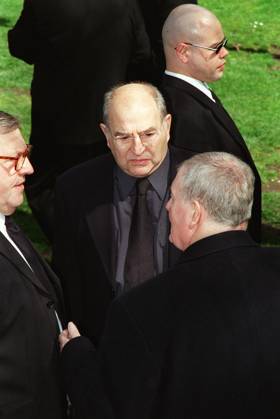 Centre: FREDDIE FOREMAN British Convicted Criminal Attending the funeral of Charlie Kray, British gangster and one of the Kray brothers, at St Matthew s Church, Bethnal Green, London COMPULSORY CREDIT: UPPA Photoshot Photo UHY 017310 A-14 19.04.2000 Centre: FREDDIE FOREMAN British Convicted Criminal Attending the funeral of Charlie Kray, British gangster and one of the Kray brothers, at St Matthew s Church, Bethnal Green, London COMPULSORY CREDIT: UPPA Photoshot Photo UHY 017310 A-14 19.04.2000, Credit:Photoshot Avalon United Kingdom  Copyright: xPhotoshotx xAvalonx 0502985448