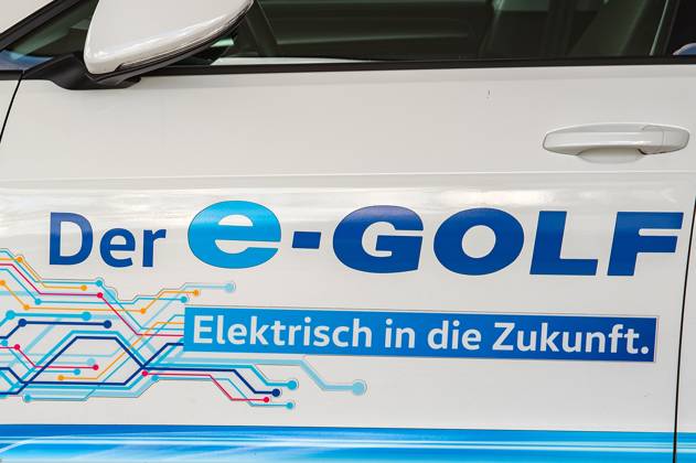 Ein e-Golf wird aufgeladen am 14.05.2019 im Volkswagen Werk in Mosel bei Zwickau zu sehen. An e-Golf being charged can be seen at the Volkswagen factory in Mosel near Zwickau on May 14, 2019. search: Deutschland Germany Wirtschaft Industrie Autoindustrie Logo Firmenlogo Fahne Fahnen wehen sign Volk volks Konzern Konzerne international international Global Automobilindustrie Fabrikgebaeude Firma Firmen Wirtschaftsfeature Produktion Produktionsfeature Auto PKW Autobranche Automobilhersteller Automobilherstellung AutosTechnologie Technologien Automatisieren Automatisierung Volkswagen Werk Volkswagenwerk Aussenansicht aussen Landschaft gebaeude Gebaeudeansicht Logo sign neu neues VW Werk VW-Skandal Volkswagen-Werk VW-Werk Konzern VW-Konzern
