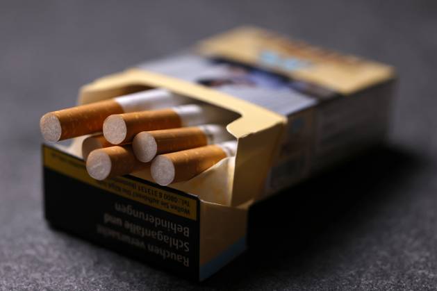 Pueblo brand cigarettes lie on a table Pueblo is a traditional blend of American Virginia tobaccos, which are also grown under natural conditions by Native Americans Topic image, symbol image Cologne, 07 10 2023 NRW Germany Copyright: xChristophxHardtx