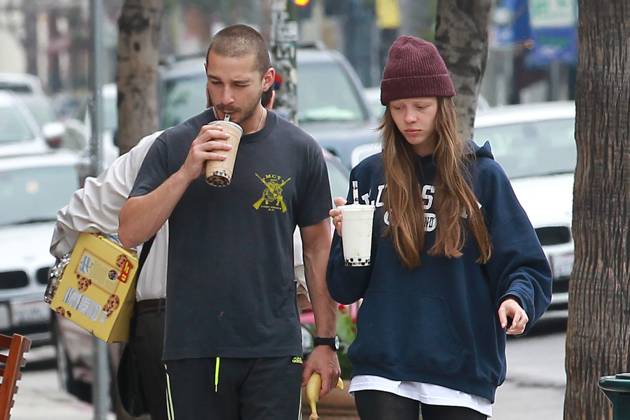 EXCLUSIVE Shia LaBeouf and his girlfriend Mia Goth grab some coffee at Crave Restaurant in Los Angeles 98262, EXCLUSIVE LOS ANGELES, CALIFORNIA - Thursday June 6, 2013. Shia LaBeouf and his girlfriend Mia Goth grab some coffee at Crave Restaurant in Los Angeles. , Credit:Sam Sharma, PacificCoastNews.com Avalon USA, Los Angeles  Copyright: xSamxSharma,xPacificCoastNews.comx xAvalonx 0518922430