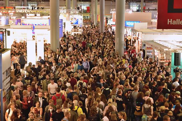 21 10 2023 Frankfurt Book Fair Frankfurt Book Fair 2023 The crowds of visitors on, todays Saturday of the fair is large Frankfurt am Main Messe Hessen Germany