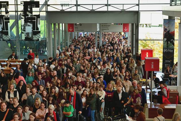 21 10 2023 Frankfurt Book Fair Frankfurt Book Fair 2023 The crowds of visitors on, todays Saturday of the fair is large Frankfurt am Main Messe Hessen Germany