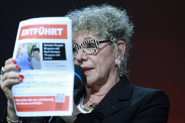 Frankfurt Main, Hesse, Germany, 21 10 2023 Frankfurt Book Fair 2023 Israeli writer Lizzie Doron holds up a leaflet reading Kidnapped, referring to Amiram Kooper and Nurit Kooper, believed to have been taken hostage by Hamas from Israel to the Gaza Strip Copyright: xdtsxNachrichtenagenturx dts_24689