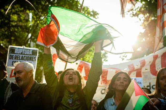 October 25, 2023, Buenos Aires, Buenos Aires, Argentina: Social organizations stand in front of the Israeli embassy in Buenos Aires during a protest in support of Palestinians in Gaza, amid the conflict between Israel and Hamas. The protesters were demanding Israel to stop the bombing against Gaza and to allow humanitarian aid. Buenos Aires Argentina - ZUMA in 20231025_int_a188_014 Copyright: xPaulaxAcunzox