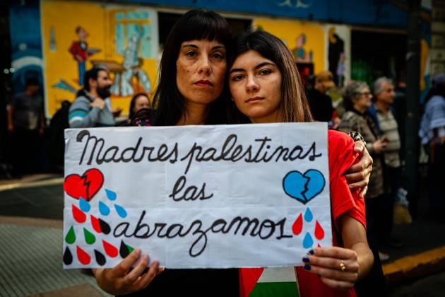 October 25, 2023, Buenos Aires, Buenos Aires, Argentina: Social organizations stand in front of the Israeli embassy in Buenos Aires during a protest in support of Palestinians in Gaza, amid the conflict between Israel and Hamas. The protesters were demanding Israel to stop the bombing against Gaza and to allow humanitarian aid. Buenos Aires Argentina - ZUMA in 20231025_int_a188_016 Copyright: xPaulaxAcunzox