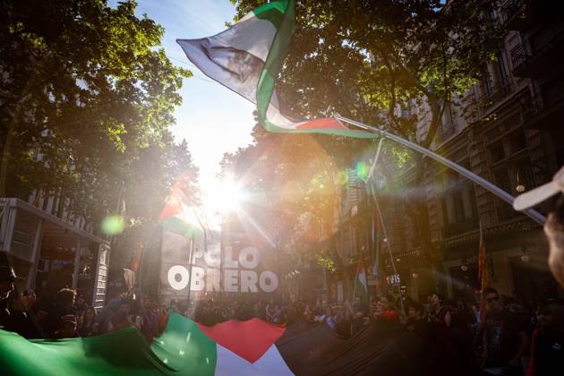 October 25, 2023, Buenos Aires, Buenos Aires, Argentina: Social organizations stand in front of the Israeli embassy in Buenos Aires during a protest in support of Palestinians in Gaza, amid the conflict between Israel and Hamas. The protesters were demanding Israel to stop the bombing against Gaza and to allow humanitarian aid. Buenos Aires Argentina - ZUMA in 20231025_int_a188_019 Copyright: xPaulaxAcunzox