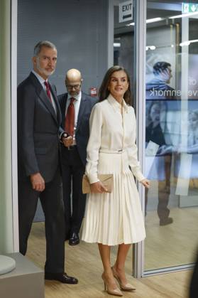 Spain s King Felipe VI (L) and Queen Letizia (R) arrive to the Danish Architecture Center (DAC) in Copenhaguen, Denmark, 08 November 2023, on the last day of their visit to Denmark. Spanish Royal couple visit Denmark !ACHTUNG: NUR REDAKTIONELLE NUTZUNG! Copyright: xJUANJOxMARTINx(es-ES)x GRAF2103 20231108-55012264300_1