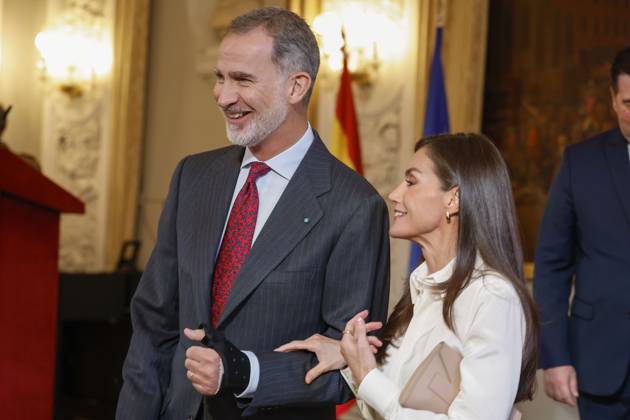 Spain s King Felipe VI (L) and Queen Letizia (R) during a gathering with the Spanish community in Copenhagen, Denmark, 08 November 2023, on the last day of their visit to Denmark. Spanish Royal couple visit Denmark !ACHTUNG: NUR REDAKTIONELLE NUTZUNG! Copyright: xJUANJOxMARTINx(es-ES)x GRAF2183 20231108-55012264745_1