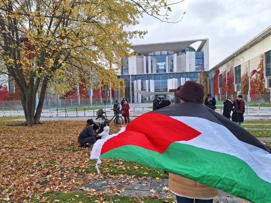 Berlin, Germany, 15 11 2023 Pro Palestinian protest in front of the chancellery several people had gathered with Palestinian flags, here a woman with flag, police was on site Photo from 15 20 h Copyright: xdtsxNachrichtenagenturx dts_25822