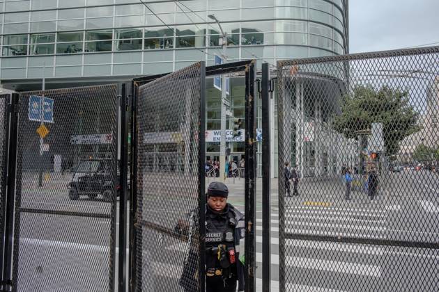 November 15, 2023, San Francisco, California, USA: A Secret Service officer closes a gate in front of Moscone Center on the second day of the APEC Summit. Condones and and traffic closures resulted in an eerily quiet Market St. and South of Market district while President Joe Biden met with Xi Jinping, President of the People s Republic of China, in San Francisco on Wednesday, November 15. San Francisco USA - ZUMAm255 20231115_znp_m255_006 Copyright: xJ.xMattx