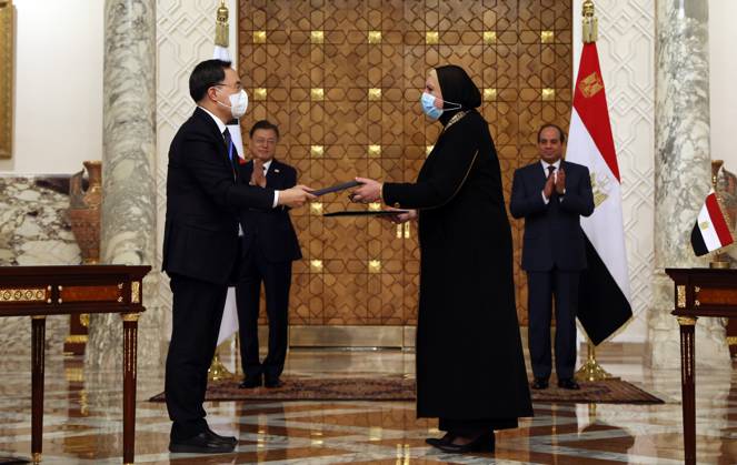 S. Korea-Egypt summit S. Korea-Egypt summit South Korean Trade, Industry and Energy Minister Moon Sung-wook (L) and his Egyptian counterpart Nevine Gamea (R) exchange the memorandum of understanding for joint research on trade and economic partnerships between the two countries as South Korean President Moon Jae-in (L, rear) and Egyptian President Abdel Fattah el-Sisi (R, rear) watch after their summit talks at the presidential palace in Cairo on Jan. 20, 2022. (Yonhap) 2022-01-20 22:18:39 < 1980-2022 YONHAPNEWS AGENCY. .> ÀÌÁýÆ® ÀÌÁýÆ® EDITORIAL USE ONLY Copyright: xx PYH2022012024510031500 YonhapxNewsx yonphotos199157
