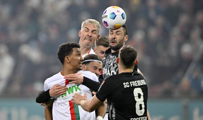 Penalty area scene, Goal area scene Header duel Duel Action Manuel Gulde SC Freiburg SCF 05 Maximilian Eggestein SC Freiburg SCF 08 Lucas Höler SC Freiburg SCF 09 Felix Uduokhai FC Augsburg FCA 19 Niklas Cod FC Augsburg FCA 30 WWK Arena, Augsburg, Bavaria, Germany, Europe Copyright: imageBROKER/MichaelxWeber iblimw10275885