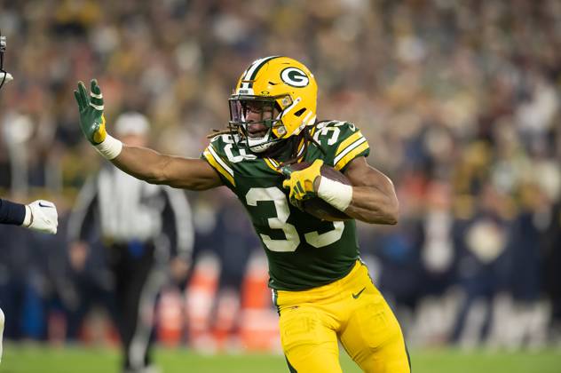 NFL 2024: Bears vs Packers JAN 07 January 7, 2024: Green Bay Packers running back Aaron Jones (33) runs the ball against the Chicago Bears in Green Bay, WI. Kirsten Schmitt Cal Sport Media., Credit:Kirsten Schmitt Avalon United States of America, Wisconsin, Green Bay, Lambeau Field  Copyright: xKirstenxSchmittx xAvalonx 0835069969