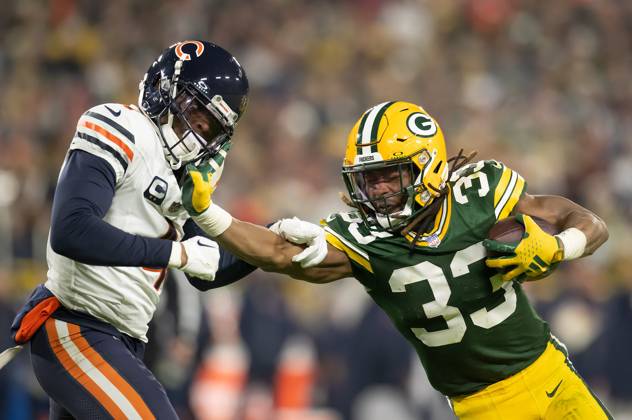 NFL 2024: Bears vs Packers JAN 07 January 7, 2024: Green Bay Packers running back Aaron Jones (33) runs the ball against Chicago Bears safety Eddie Jackson (4) in Green Bay, WI. Kirsten Schmitt Cal Sport Media., Credit:Kirsten Schmitt Avalon United States of America, Wisconsin, Green Bay, Lambeau Field  Copyright: xKirstenxSchmittx xAvalonx 0835070587