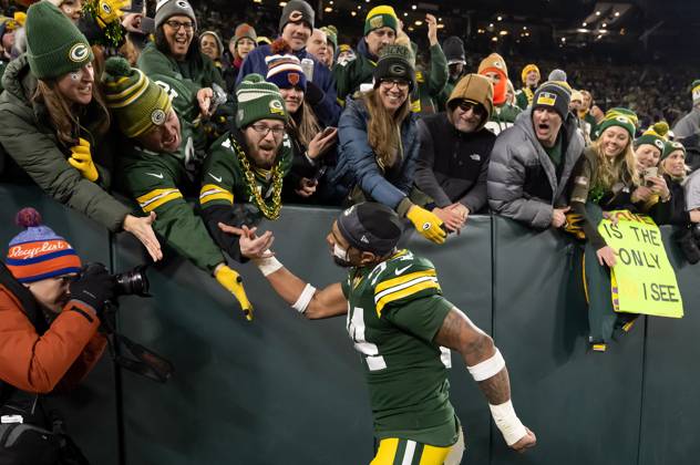 NFL 2024: Bears vs Packers JAN 07 January 7, 2024: Green Bay Packers safety Jonathan Owens (34) greets fans after the Green Bay Packers beat the Chicago Bears in Green Bay, WI. Kirsten Schmitt Cal Sport Media., Credit:Kirsten Schmitt Avalon United States of America, Wisconsin, Green Bay, Lambeau Field  Copyright: xKirstenxSchmittx xAvalonx 0835070642