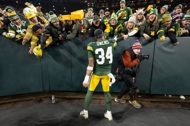 NFL 2024: Bears vs Packers JAN 07 January 7, 2024: Green Bay Packers safety Jonathan Owens (34) greets fans after the Green Bay Packers beat the Chicago Bears in Green Bay, WI. Kirsten Schmitt Cal Sport Media., Credit:Kirsten Schmitt Avalon United States of America, Wisconsin, Green Bay, Lambeau Field  Copyright: xKirstenxSchmittx xAvalonx 0835070675