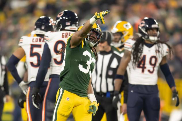 NFL 2024: Bears vs Packers JAN 07 January 7, 2024: Green Bay Packers running back Aaron Jones (33) indicates a first down against the Chicago Bears in Green Bay, WI. Kirsten Schmitt Cal Sport Media., Credit:Kirsten Schmitt Avalon United States of America, Wisconsin, Green Bay, Lambeau Field  Copyright: xKirstenxSchmittx xAvalonx 0835071111