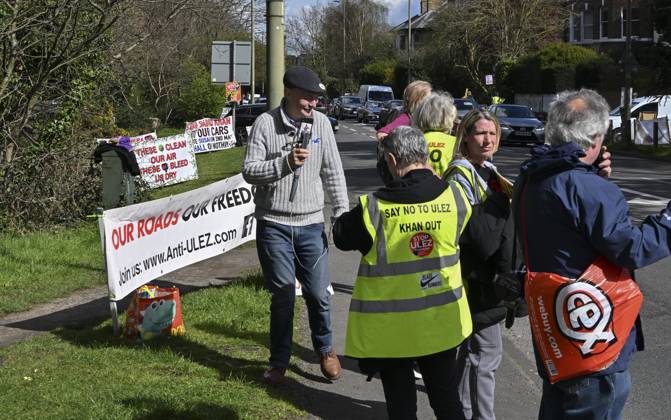 Protesters during a protest against the Ultra Low Emission Zone at the Chislehurst War Memorial in Chislehurst, London. ULEZ cameras in Chislehurst and other nearby areas have been vandalised in previous months.  Copyright: xAlanxStanfordx
