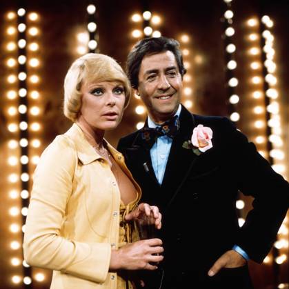 Elke Sommer, Vico Torriani Elke Sommer, deutsche Schauspielerin, zusammen mit Vico Torriani bei einem Auftritt in einer Fernsehshow, Deutschland um 1976., Deutschland Copyright: kpa KPA_55011592 EDITORIAL USE ONLY
