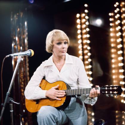 Elke Sommer Elke Sommer, deutsche Schauspielerin, bei einem Auftritt in einer Fernsehshow, Deutschland um 1976., Deutschland Copyright: kpa KPA_55011593 EDITORIAL USE ONLY