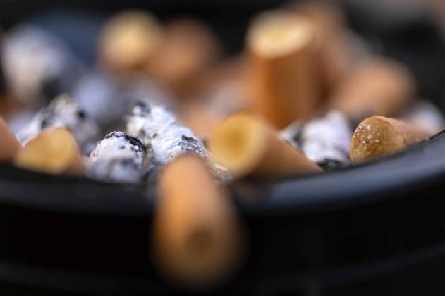 Burkhard Blienert, the Federal Governments Drug Commissioner, has spoken out in favor of more decisive action against tobacco consumption He could imagine a smoking ban like in Great Britain In the picture an ash container full of cigarette butts Symbolic photo, symbolic image Niedernwöhren, 17 04 2024 Foto:xB.xSchubertx xFuturexImagex rauchen_4418