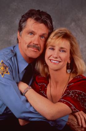 PICKET FENCES, Tom Skerritt, Kathy Baker, 1992-96. ? 20th Century Fox Film Courtesy: Everett CollectionTSDPIFE FE038 PUBLICATIONXNOTxINxCANxCHNxFRAxITAxJPNxNORxPOLxRUSxESPxUKxUSA Copyright: xx TSDPIFE FE038 TSDPIFE_FE038_H