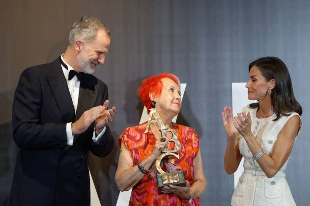Spain s King Felipe VI (L) and Queen Letizia (R) hand over the Luca de Tena Award to journalist and writer Rosa María Calaf (C) as part of the 104th edition of the ABC Journalism Mariano de Cavia , Luca de Tena and Mingote Awards, in Madrid, Spain, 18 July 2024. 104th edition of the ABC Journalism Mariano de Cavia , Luca de Tena and Mingote Awards in Madrid !ACHTUNG: NUR REDAKTIONELLE NUTZUNG! Copyright: xMariscalx GRAF9751 20240718-55014187242_1