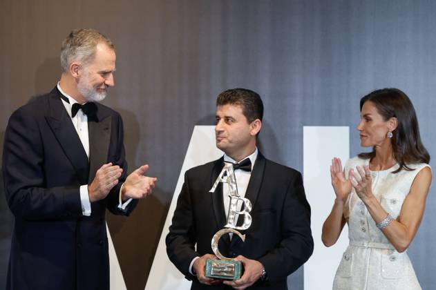 Spain s King Felipe VI (L) and Queen Letizia (R) hand over the Mingote Award to Palestinian photojournalist Said Khatib (C) as part of the 104th edition of the ABC Journalism Mariano de Cavia , Luca de Tena and Mingote Awards, in Madrid, Spain, 18 July 2024. 104th edition of the ABC Journalism Mariano de Cavia , Luca de Tena and Mingote Awards in Madrid !ACHTUNG: NUR REDAKTIONELLE NUTZUNG! Copyright: xMariscalx GRAF9745 20240718-55014187314_1