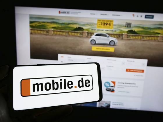 Stuttgart, Germany, 11-14-2023: Person holding mobile phone with logo of German car online marketplace company mobile.de GmbH in front of web page. Focus on phone display, Europe Copyright: imageBROKER TimonxSchneider ibliqx10729564.jpg