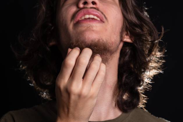 Man scratching his neck with his hand. Skin disease. Irritation, allergy. Isolated on black background. Salvador Bahia Brazil Copyright: xThalesxAntoniox 2024-06-19 GUI Coceira Tintas Fumaca 016