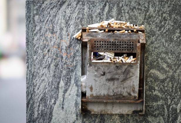 An overfilled ashtray in Friedrichshain, Berlin, 16 08 2024 Berlin Germany Copyright: xJulianexSonntag photothek.dex