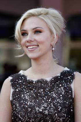 Scarlett Johansson at the premiere of the movie A Love Song for Bobby Long Lovesong for Bobby Long at the Biennale di Venezia 2004 61 Venice International Film Festival at the Palazzo del Cinema Venice, 02 09 2004 Foto:xD.xBedrosianx xFuturexImagex long_4918