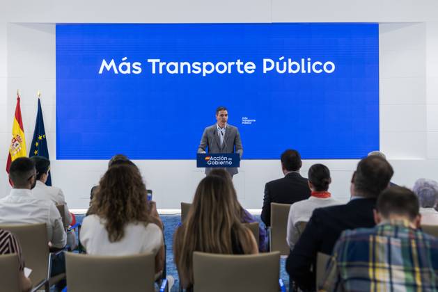 Spanish Prime Minister Pedro Sánchez in Madrid, Spain - 12 Sep 2024 Spanish Prime Minister, Pedro Sanchez presented the new campaign titled Public transport, do you get it? aimed at promoting the use of public transport. The event was also attended by the Minister of Transport and Sustainable Mobility, Oscar Puente. This initiative is part of the government s efforts to encourage more sustainable mobility, reducing the use of private vehicles, thereby lowering emissions and easing traffic congestion in major cities. Madrid Spain Copyright: xGuillermoxGutierrezxCarrascalx xSOPAxImagesx 2024_09_12_PS_Transporte_08