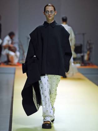 PFW - CFCL Runway A model walks the runway during the CFCL Womenswear Spring-Summer 2025 show as part of Paris Fashion Week on September 23, 2024 in Paris, France. Photo by Alain-Gil Gonzalez ABACAPRESS.COM Paris France  Copyright: xGonzalezxAlain-Gil ABACAx