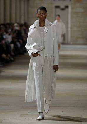 PFW - Akris Runway A model walks the runway during the Akris show during Paris Fashion Week Womenswear Spring-Summer 2025 on September 29, 2024 in Paris, France Photo by Alain Gil-Gonzalez ABACAPRESS.COM Paris France  Copyright: xGonzalezxAlain-Gil ABACAx