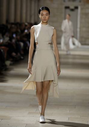 Entertainment Bilder des Tages PFW - Akris Runway A model walks the runway during the Akris show during Paris Fashion Week Womenswear Spring-Summer 2025 on September 29, 2024 in Paris, France Photo by Alain Gil-Gonzalez ABACAPRESS.COM Paris France  Copyright: xGonzalezxAlain-Gil ABACAx
