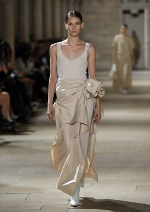 PFW - Akris Runway A model walks the runway during the Akris show during Paris Fashion Week Womenswear Spring-Summer 2025 on September 29, 2024 in Paris, France Photo by Alain Gil-Gonzalez ABACAPRESS.COM Paris France Copyright: xGonzalezxAlain-Gil ABACAx