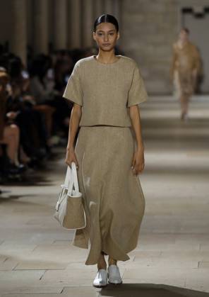 PFW - Akris Runway A model walks the runway during the Akris show during Paris Fashion Week Womenswear Spring-Summer 2025 on September 29, 2024 in Paris, France Photo by Alain Gil-Gonzalez ABACAPRESS.COM Paris France  Copyright: xGonzalezxAlain-Gil ABACAx