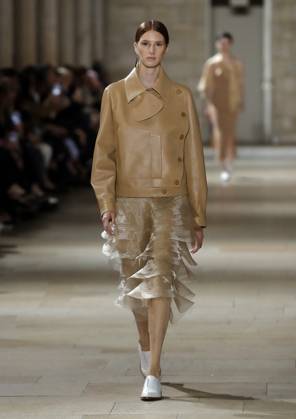PFW - Akris Runway A model walks the runway during the Akris show during Paris Fashion Week Womenswear Spring-Summer 2025 on September 29, 2024 in Paris, France Photo by Alain Gil-Gonzalez ABACAPRESS.COM Paris France  Copyright: xGonzalezxAlain-Gil ABACAx