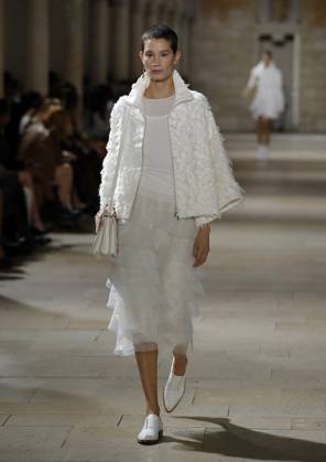 PFW - Akris Runway A model walks the runway during the Akris show during Paris Fashion Week Womenswear Spring-Summer 2025 on September 29, 2024 in Paris, France Photo by Alain Gil-Gonzalez ABACAPRESS.COM Paris France  Copyright: xGonzalezxAlain-Gil ABACAx